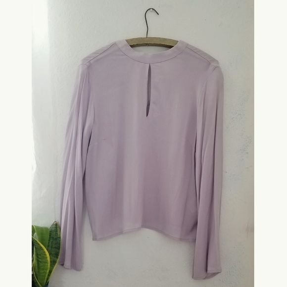 5/25⭐ H&M Lilac Bell Sleeve Top - Picture 1 of 6